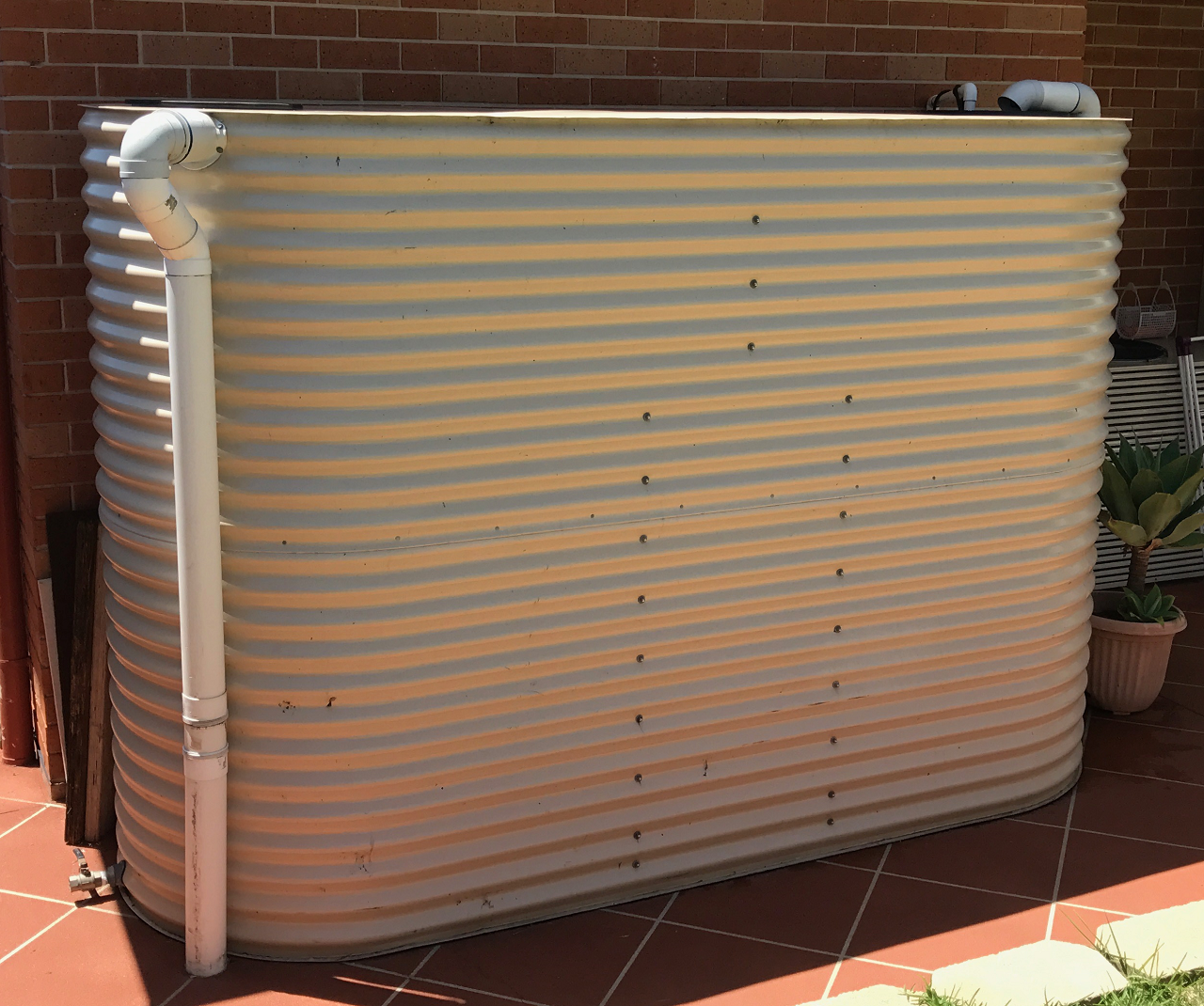 Slimline water tank